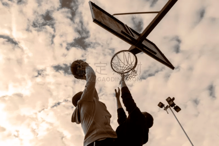 德州扑克高手的节奏很慢（德州扑克高手打牌不急不躁）